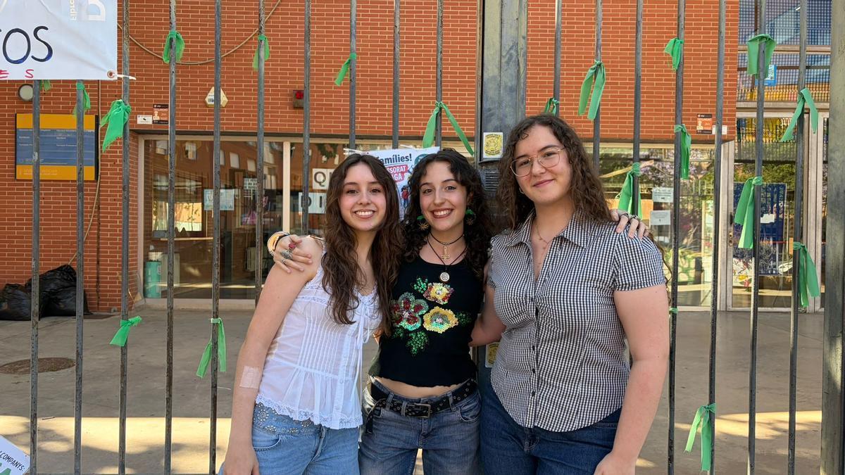 Tres de los cuatro estuadiantes del IES Tavernes que han recibido el reconocimiento por su escelentes resultados académicos.