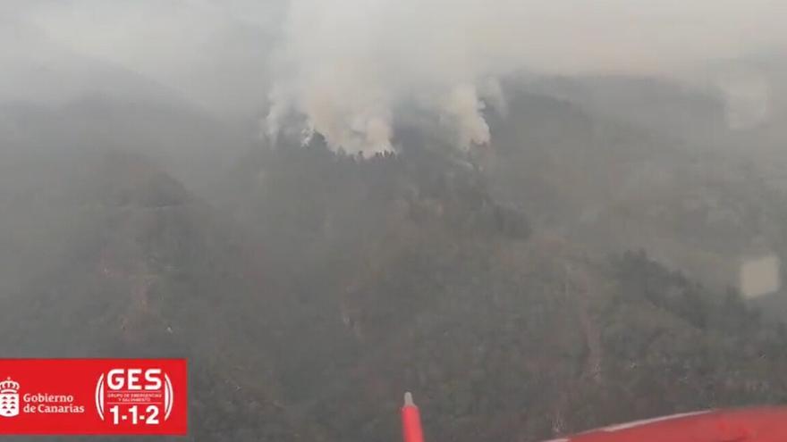 Un helicóptero del GES interviene durante la mañana en La Victoria con muy poca visibilidad