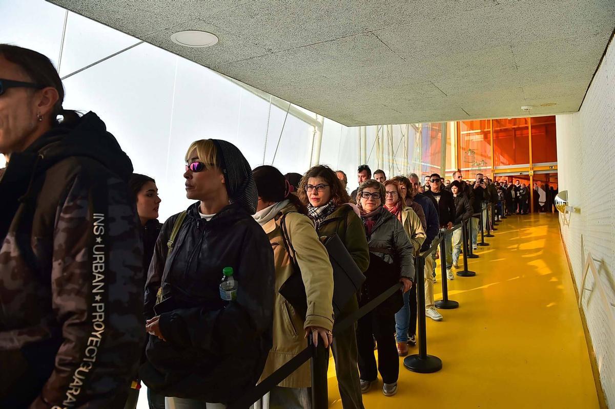 Asistentes al homenaje póstumo a Robe Iniesta, cantante y compositor de Extremoduro, en el Palacio de Congresos de Plasencia, su ciudad natal. Plasencia, 14 de diciembre de 2025. Fotografía de Toni Gudiel.
