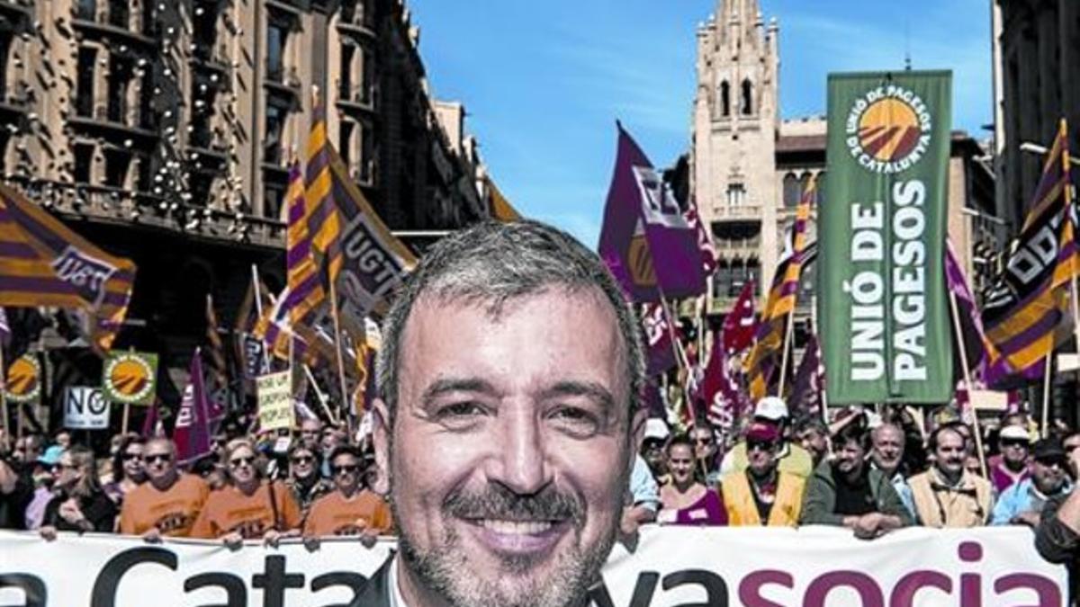 Jaume Collboni, delante de la cabecera de la manifestación de los sindicatos contra las políticas de austeridad, ayer en la Via Laietana de Barcelona.
