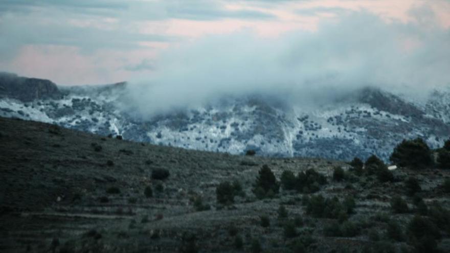 Imagen de la cima de la Serrella cubierta de nieve