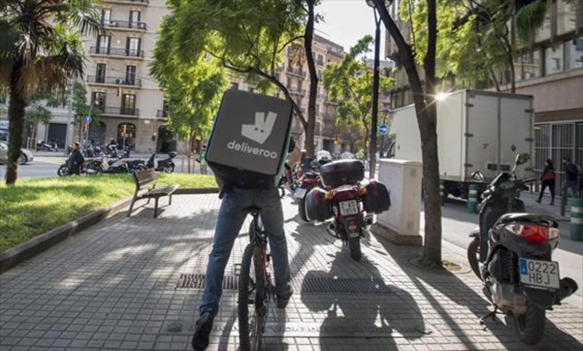 Un repartidor de Deliveroo. Un repartidor de Deliveroo.