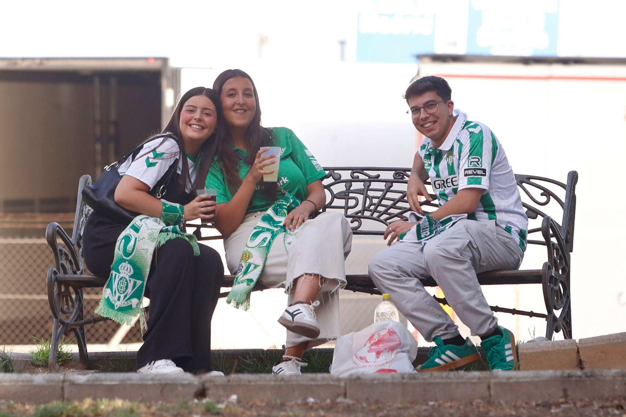 El hermanamiento entre las peñas Las Leyendas del Córdoba CF y la Peña Bética Cultural de Carmona, en imágenes