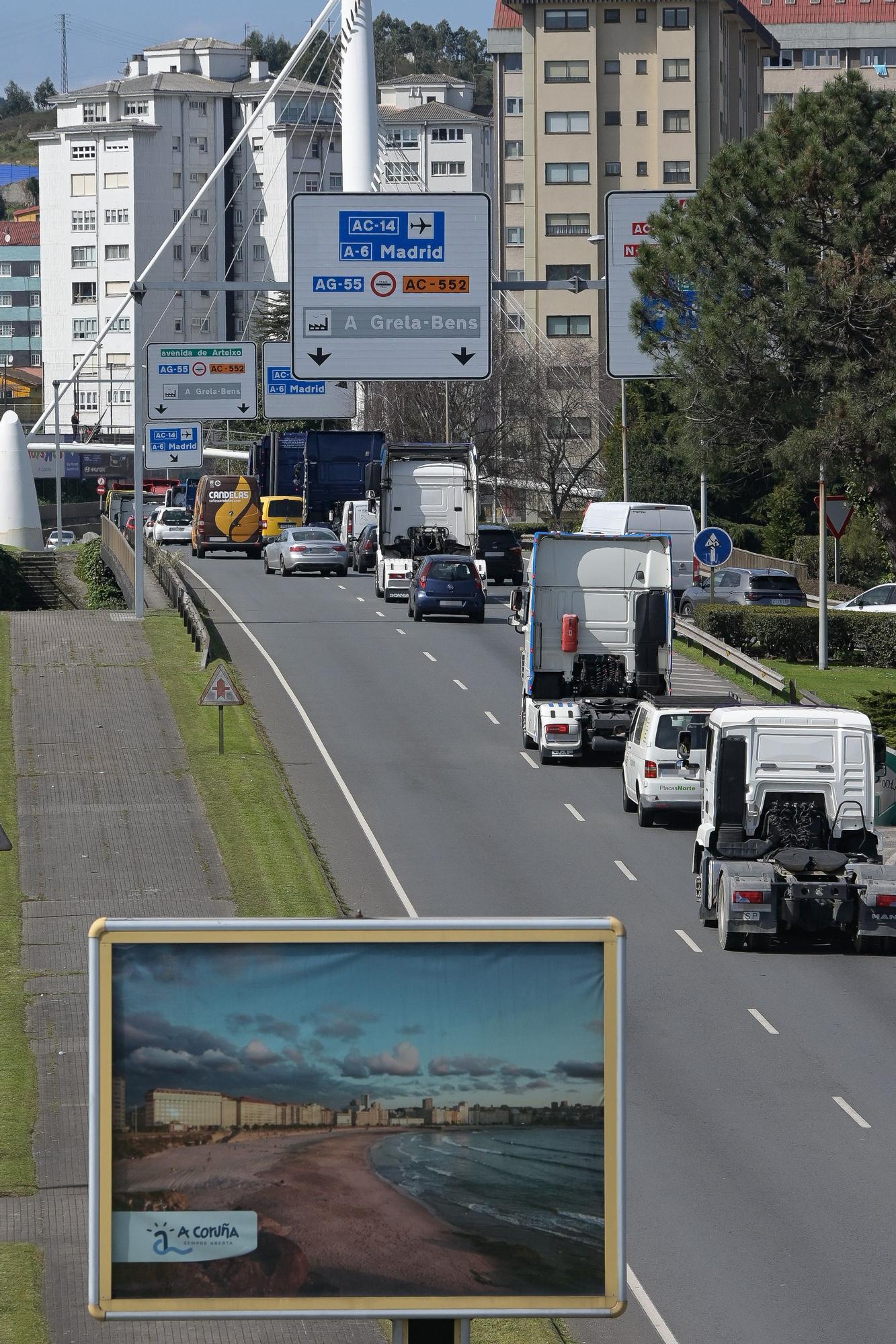 Una caravana de 200 vehículos protestan en A Coruña en el octavo día de huelga