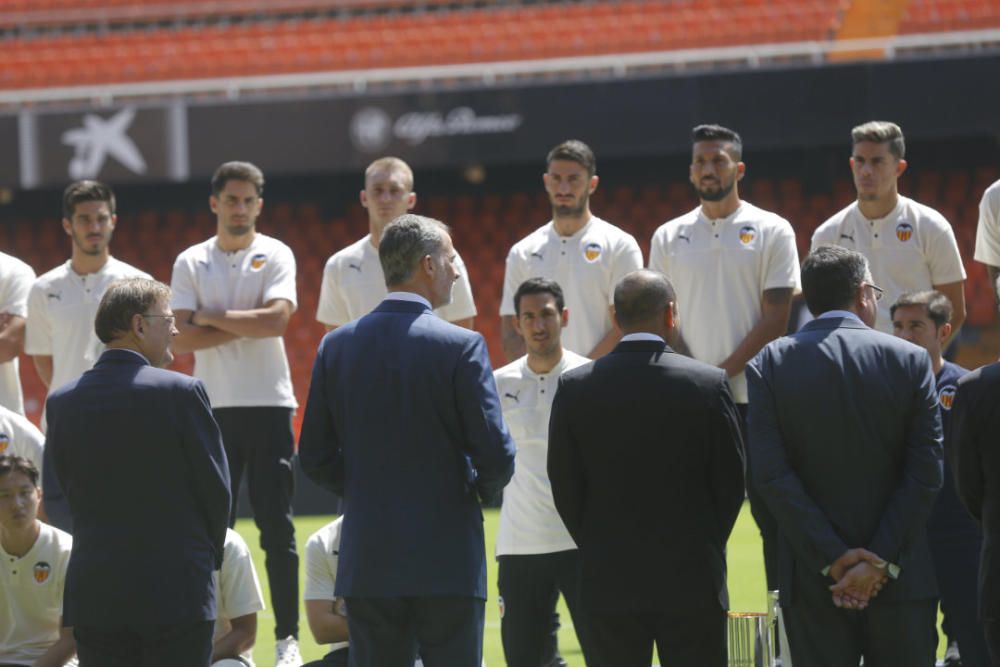 El rey Felipe VI felicita a la plantilla del Valencia CF por conseguir la Copa