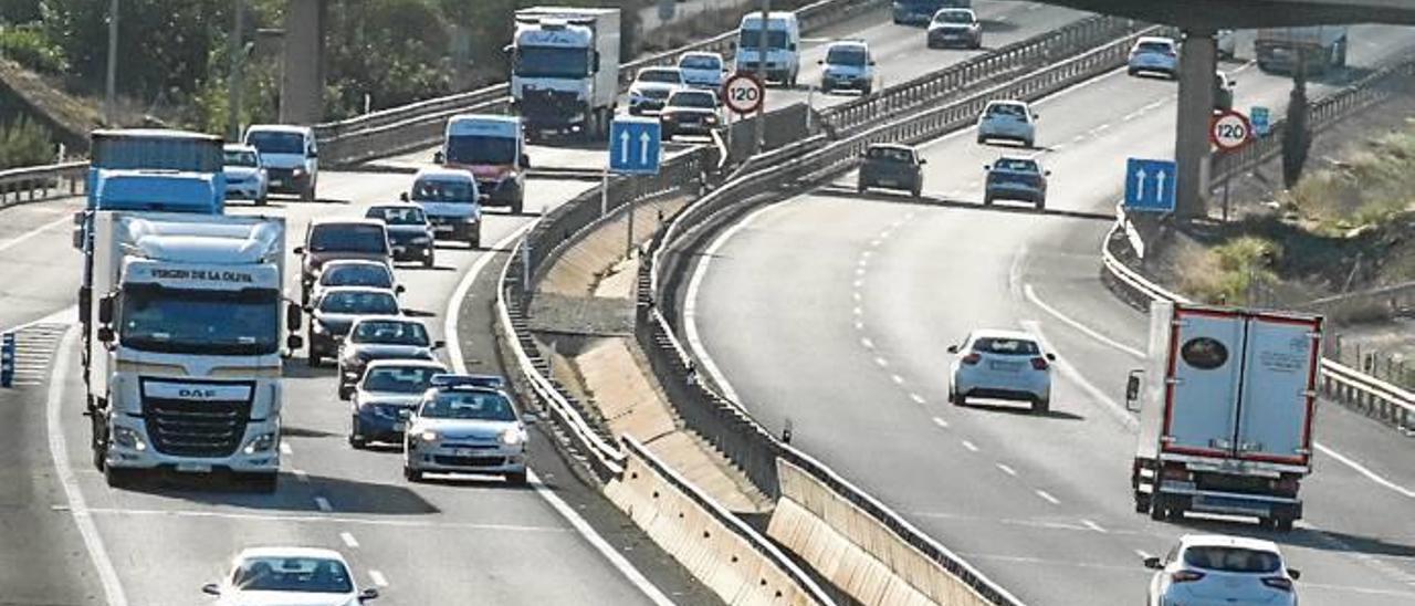 La autovía que conecta Alicante y Murcia -en la imagen, un tramo en la Vega Baja- tiene un tráfico diario de casi 50.000 vehículos, nueve mil pesados.