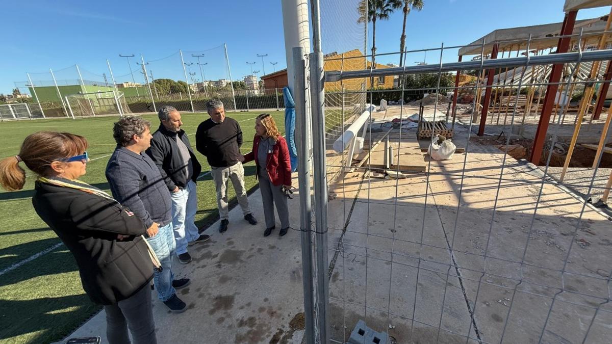 La alcaldesa en una visita a las obras junto al concejal de Deportes, otros ediles y el técnico del área.