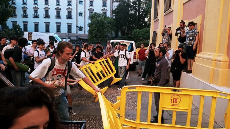 Estudiantes acampan por Gaza fuera del recinto permitido por la Universidad de Sevilla