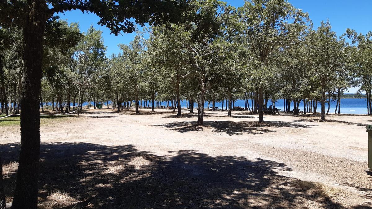 Playa de Los Molinos en Villardeciervos el pasado martes, 28 de junio.