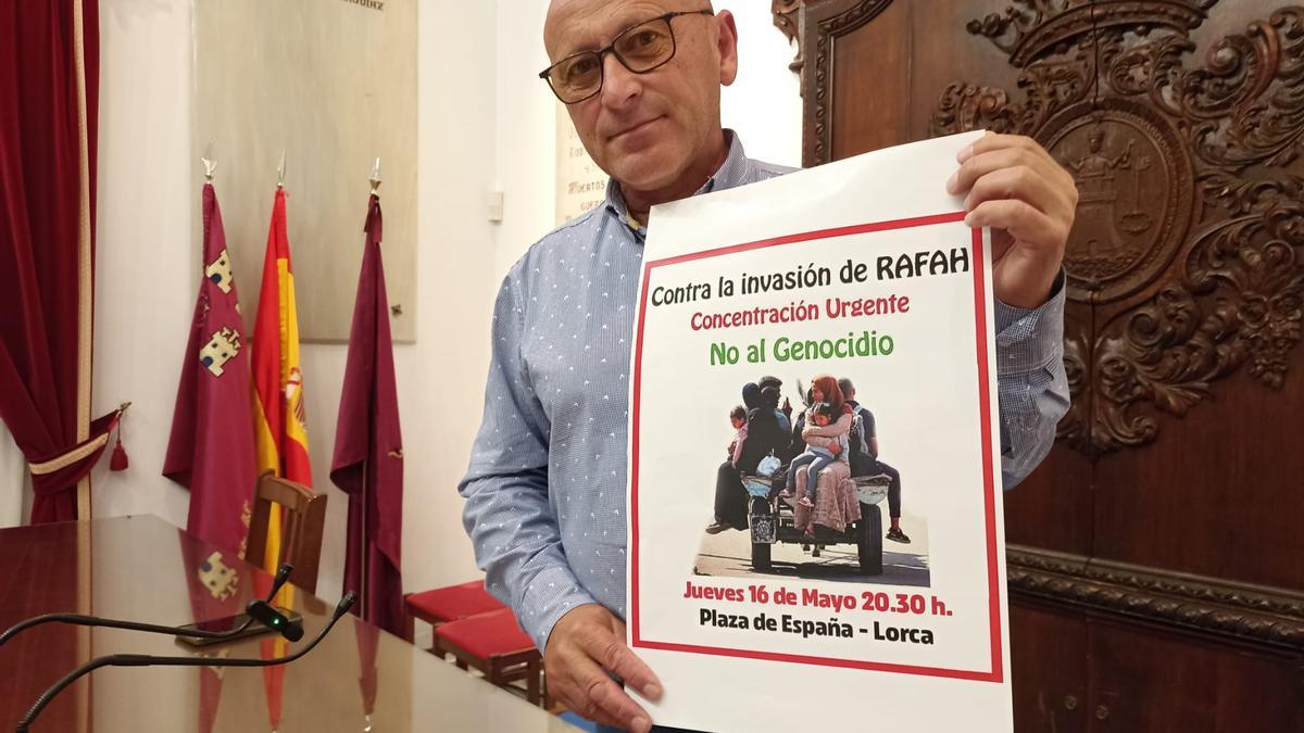 Pedro Sosa muestra el cartel de la manifestación en la Sala de Cabildos del Ayuntamiento de Lorca.