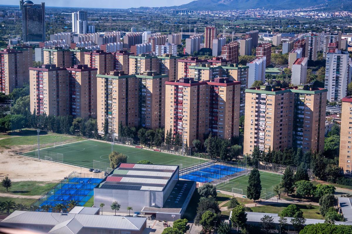 Vista aéra de los bloques del barrio del Gornal de LHospitalet, junto a las pistas deportivas del colegio Xaloc.