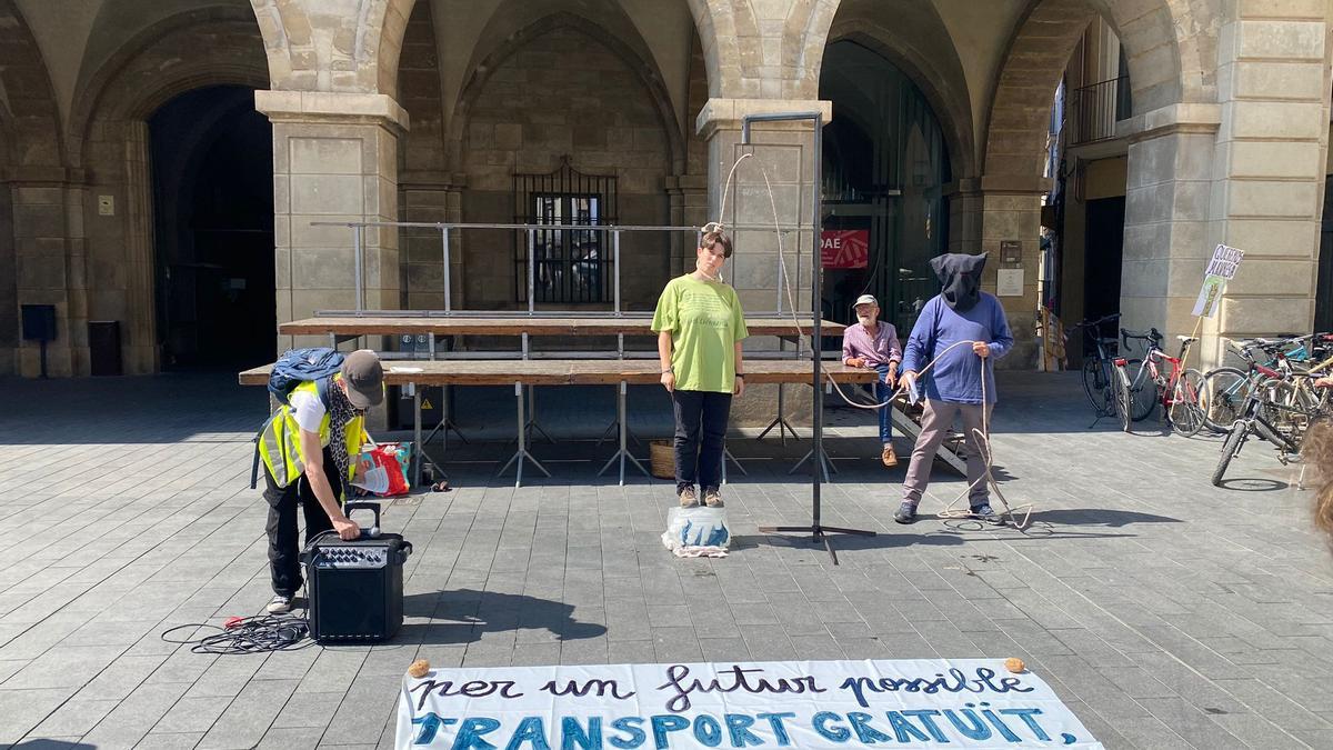 Performance represetada aquest matí a la plaça de l'Ajuntament pels membres de Crits de la Terra