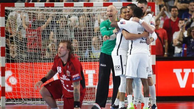 Los jugadores del PSG celebran el pase