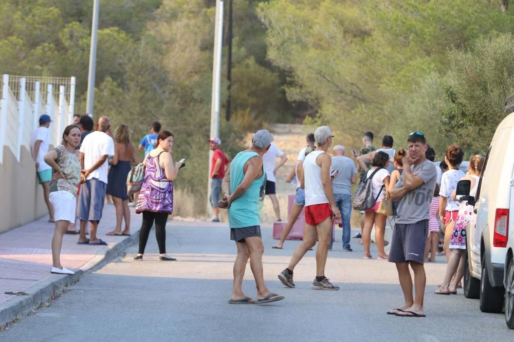 Efectivos y vecinos apagando el fuego