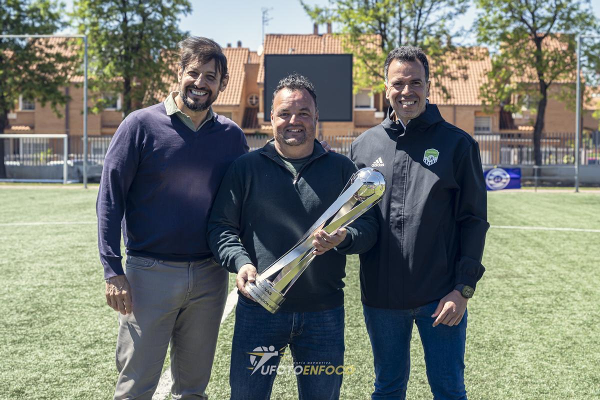 Antúnez (centro) junto a Fernando Pons (izquierda) y José Leitón (derecha) con el titulo de liga