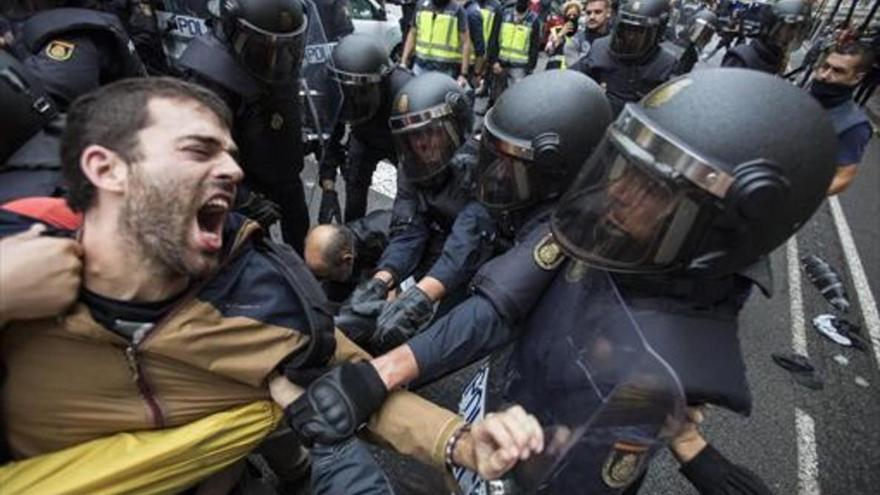 El juez imputa a otros cuatro policías nacionales por las cargas del 1-O