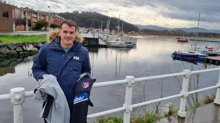 Esteban, en San Juan de la Arena, con una camiseta del Atlético  de Madrid y otra del Oviedo. | X. Fernández