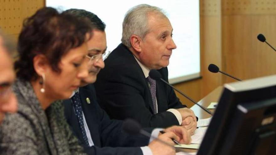 María Lameiras, vicerrectora; Ernesto Pedrosa, presidente del Consello Social de la UVigo; y Antonio Dorado, vocal del CGPJ.   // Iñaki Osorio