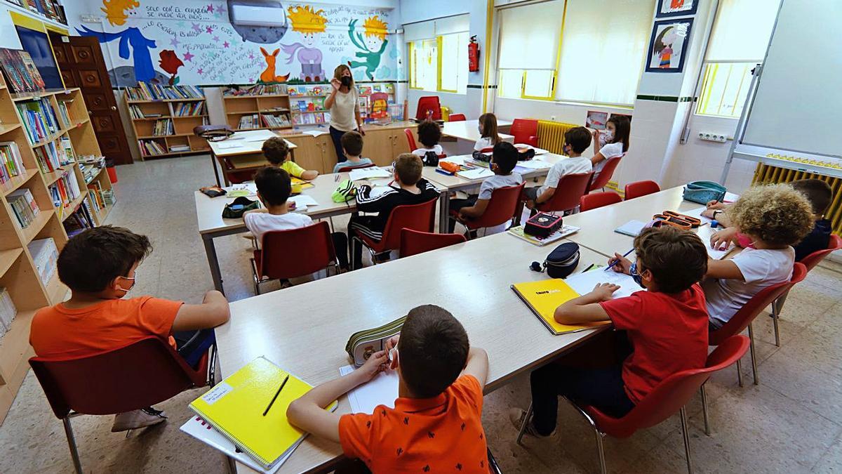 Una maestra, durante una clase de Primaria en un colegio de Murcia. | JUAN CARLOS CAVAL