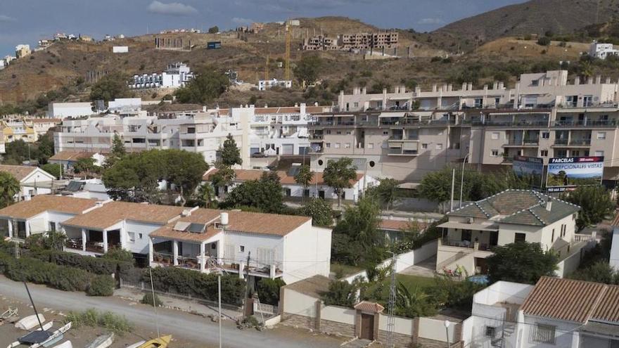 Vista del entorno urbano de Rincón de la Victoria, con las nuevas urbanizaciones al fondo