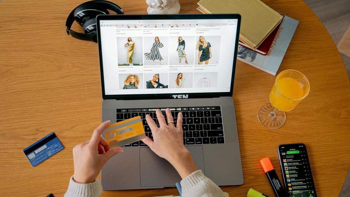 Persona comprando ropa online