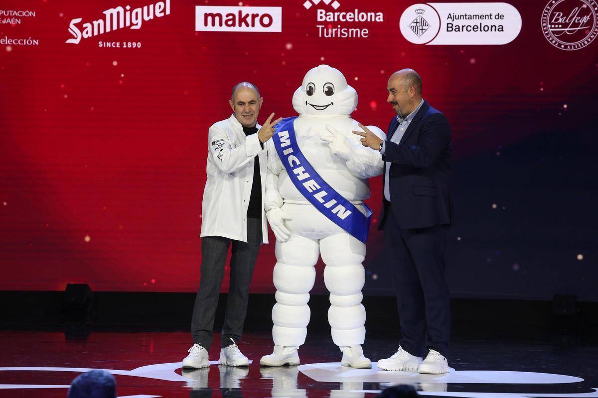 Ignacio y Carlos Echapresto abrazan al muñeco de Muchelin durante el anuncio de su segunda Estrella.