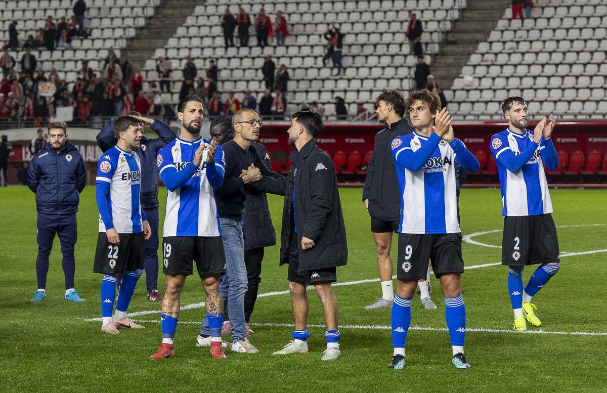 Fran Sol, Slavy y Samu aplauden a la grada mientras Beto felicita a Mehdi Puch.