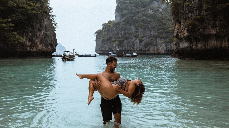 Paula y Borja: la pareja de &#039;influencers&#039; de La Graciosa gana un premio internacional por sus viajes alrededor del mundo