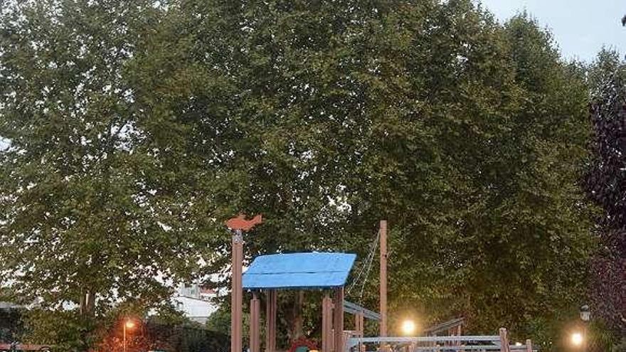 Parque infantil de la plaza de Barcelos. // R. Vázquez