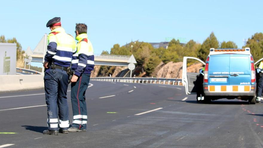 Mossos al punt de l&#039;A-2 on va morir un motorista, al Bruc.