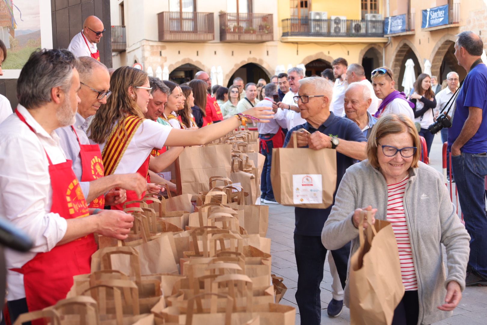 FOTOGALERÍA I Las imágenes de la Nit de la Xulla y del encuentro de elaboración de allioli de las fiestas de Vila-real