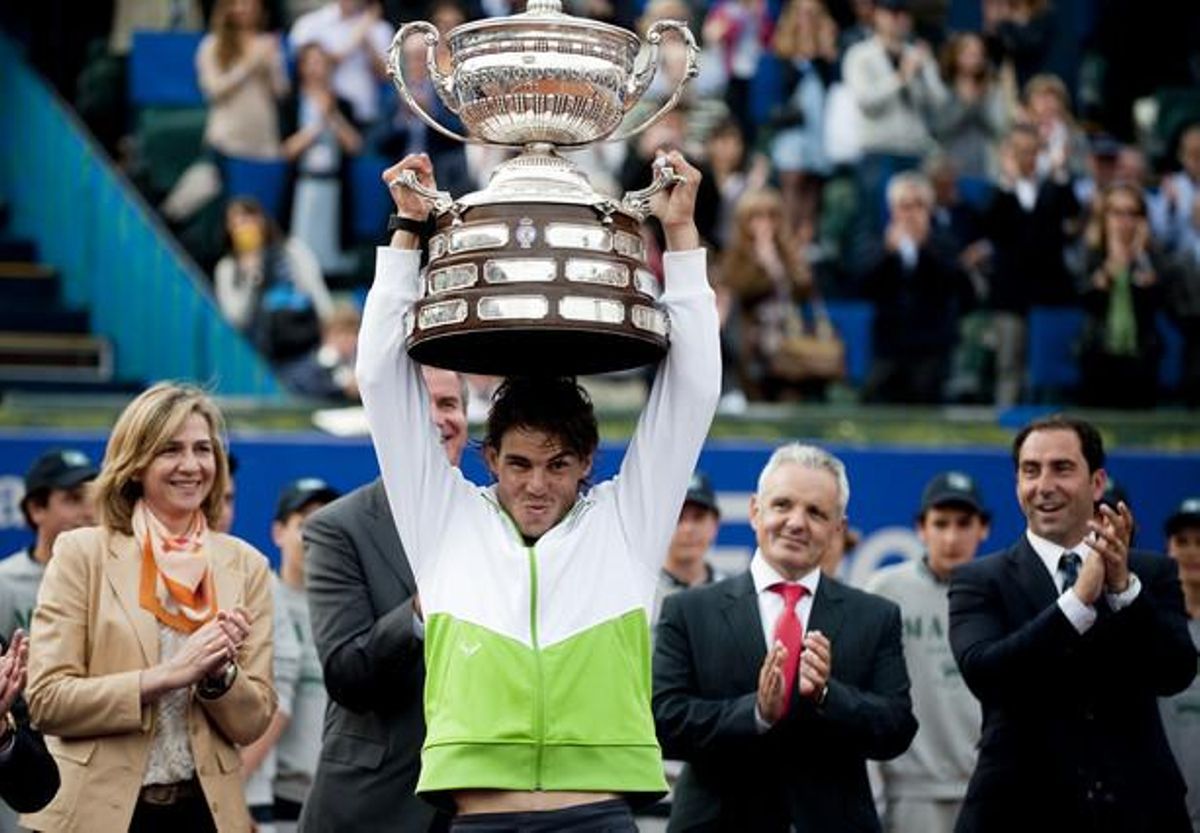 Rafael Nadal aixeca per sisena vegada el trofeu de vencedor del torneig. Rafael Nadal aixeca per sisena vegada el trofeu de vencedor del torneig.