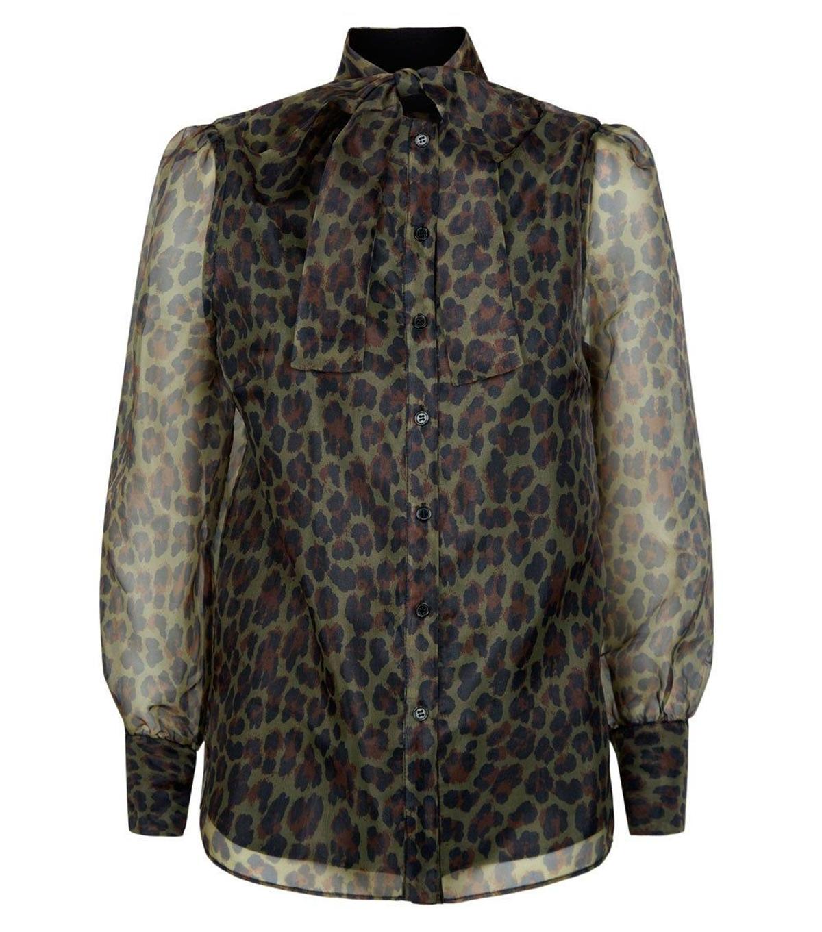 Blusa de organza de estampado de leopardo de New Look. (Precio: 32,99 euros)
