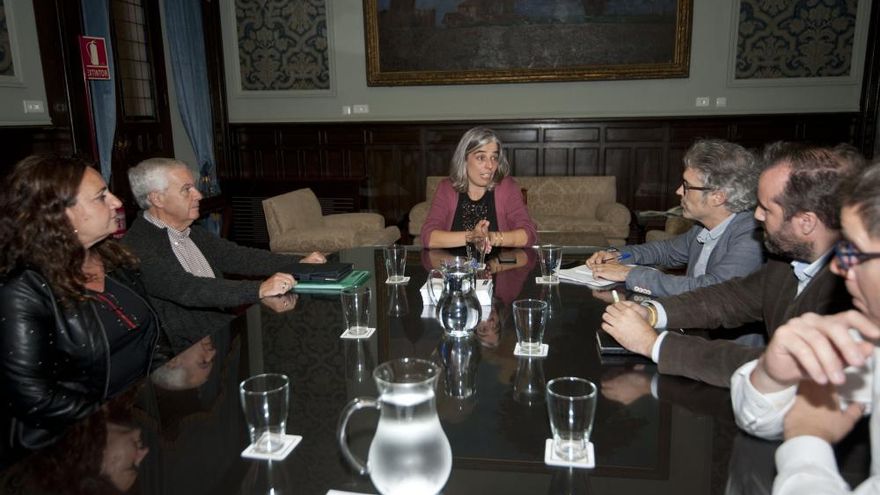 Reunión en el Ayuntamiento tras la polémica por la alfombra del Rosario