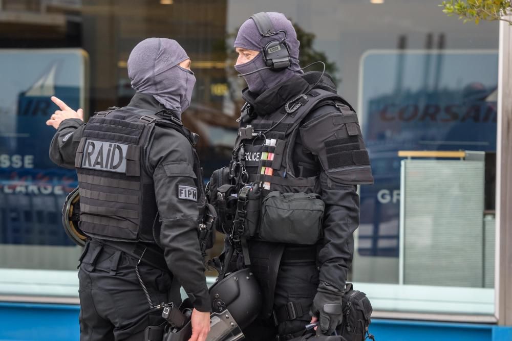 Operación policial en el aeropuerto parisino de Orly.