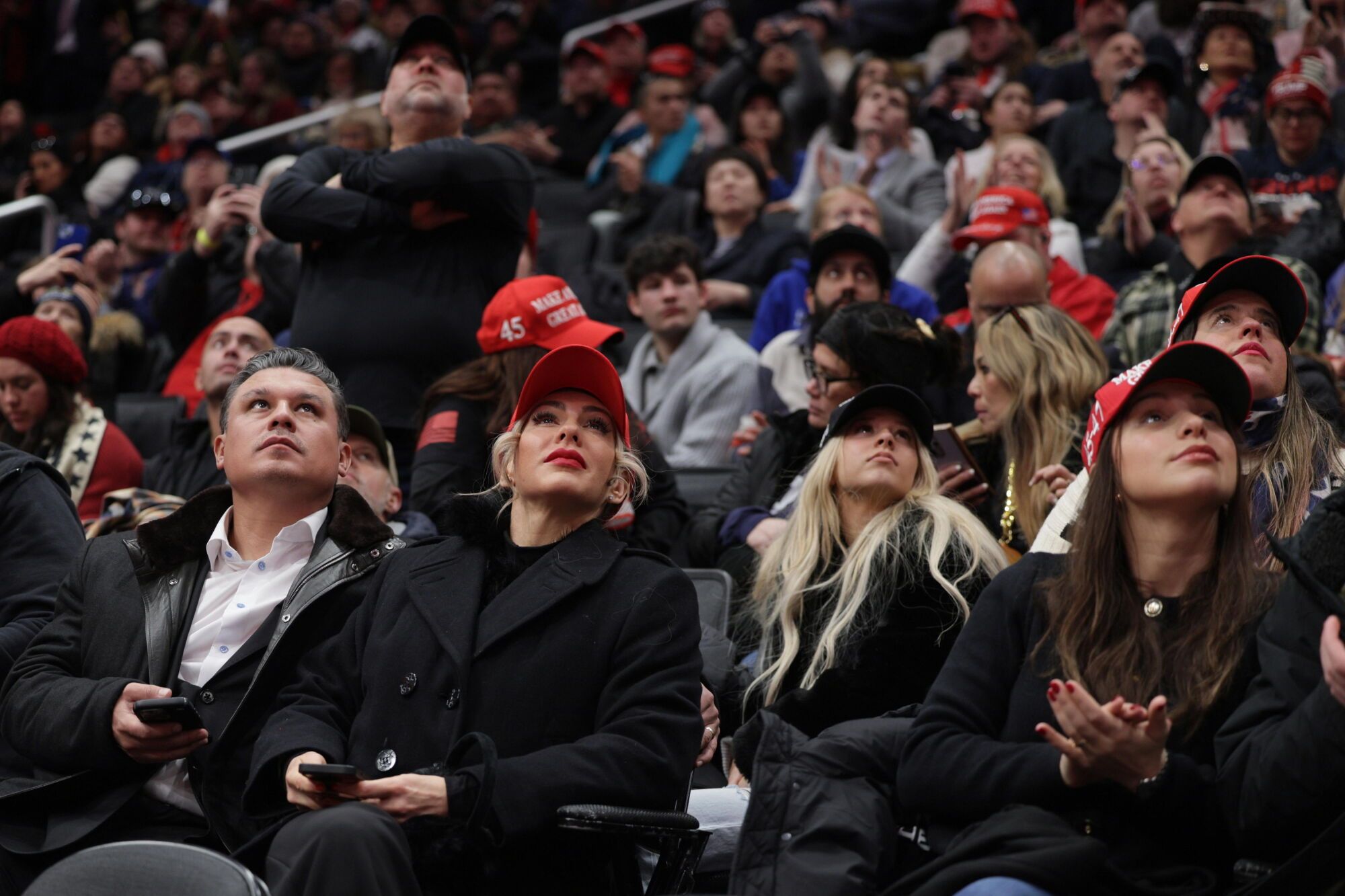 Washington (United States), 20/01/2025.- Guests watch the inauguration proceedings on a large screen at the Capitol One Arena during inauguration ceremonies for US President-elect Donald Trump in Washington, DC, USA, 20 January 2025. Trump is being sworn in on 20 January 2025 as the 47th president of the United States, though the planned outdoor ceremonies and events have been cancelled due to a forecast of extreme cold temperatures. (Estados Unidos) EFE/EPA/ALLISON DINNER