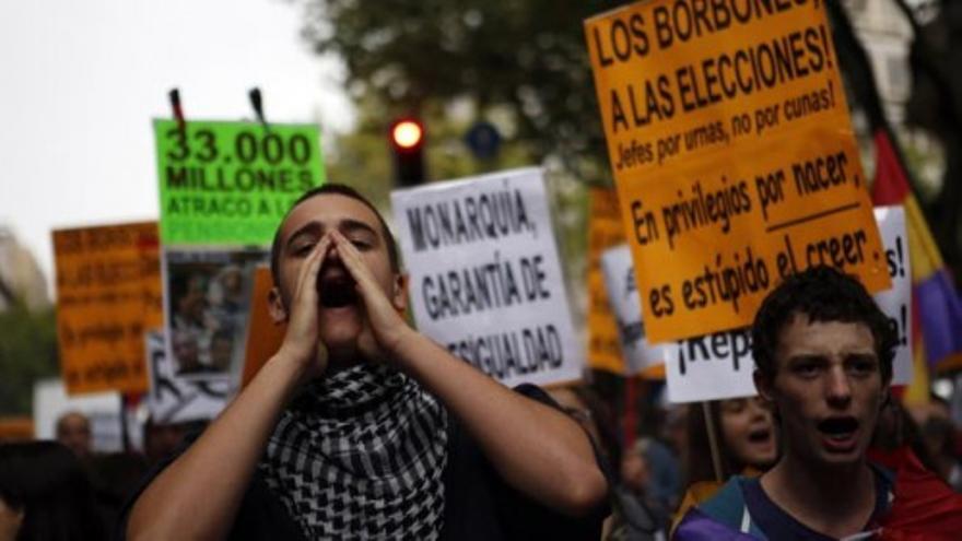 Miles de personas piden en Madrid la abolición de la monarquía