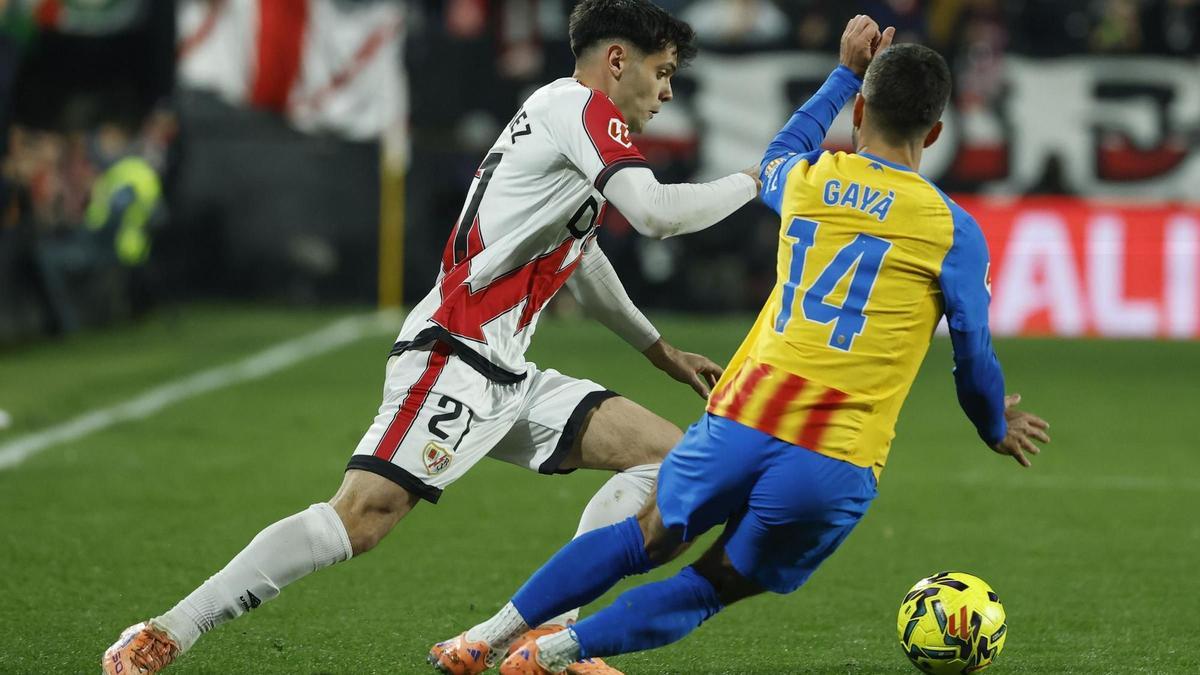 Gayà disputa el balón con Fran Pérez, en Vallecas