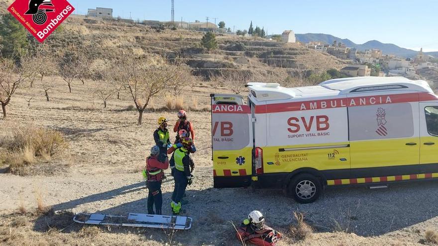 Un motorista cae por un barranco tras salirse de la carretera en Relleu