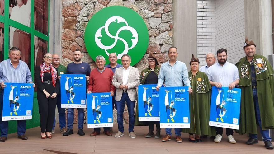 Por la izquierda, Gumersindo Martínez, Lara Martínez, Raúl Moro, Abraham Castellanos, Juan Roza, Fernando Morán, Juan Cañal, Ana Emilia Ordóñez, Jairo Palacios, Carmen Montes, Leocadio Redondo, Miguel Rodríguez y Ricardo del Río, con los carteles de la fiesta. | L. P.