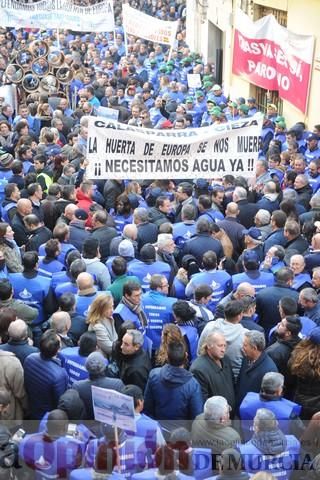 Miles de personas se manifiestan para defender la 'huerta de Europa'