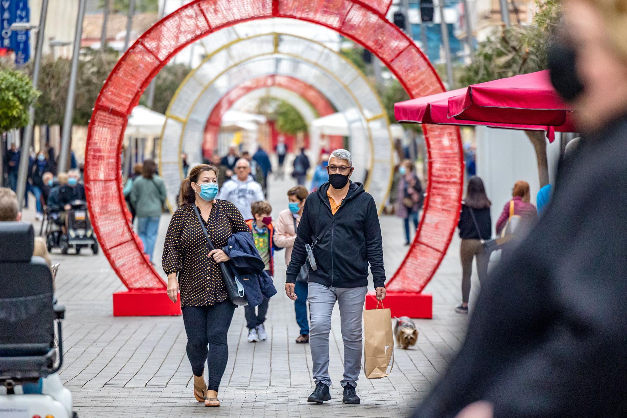 La campaña "BenidormTeDaMás" recibe una avalancha de peticiones de descarga de los bonos descuentos para comercios y hostelería de la ciudad. Los primeros días para gastar estos bonos han provocado colas en algunos establecimientos. La iniciativa, que pretende ayudar al sector e incentivar el consumo, estará en marcha hasta el 31 de diciembre.