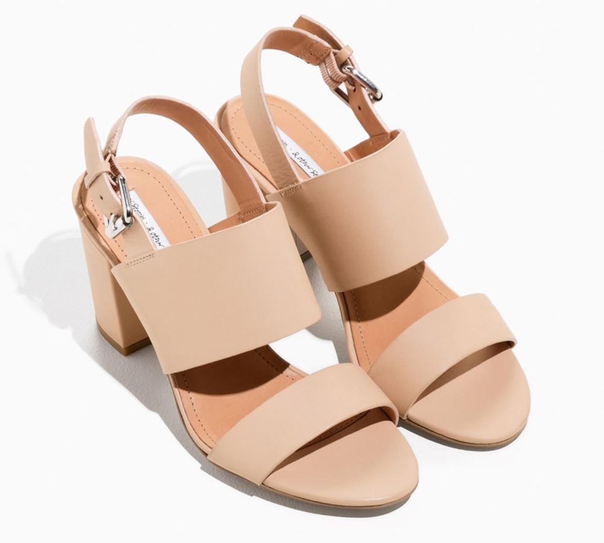 Zapatos de invitada: sandalias nude tacón ancho