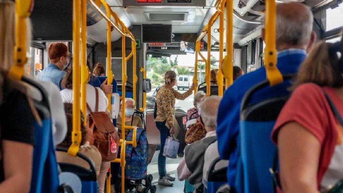 Pasajeros en el interior de una guagua