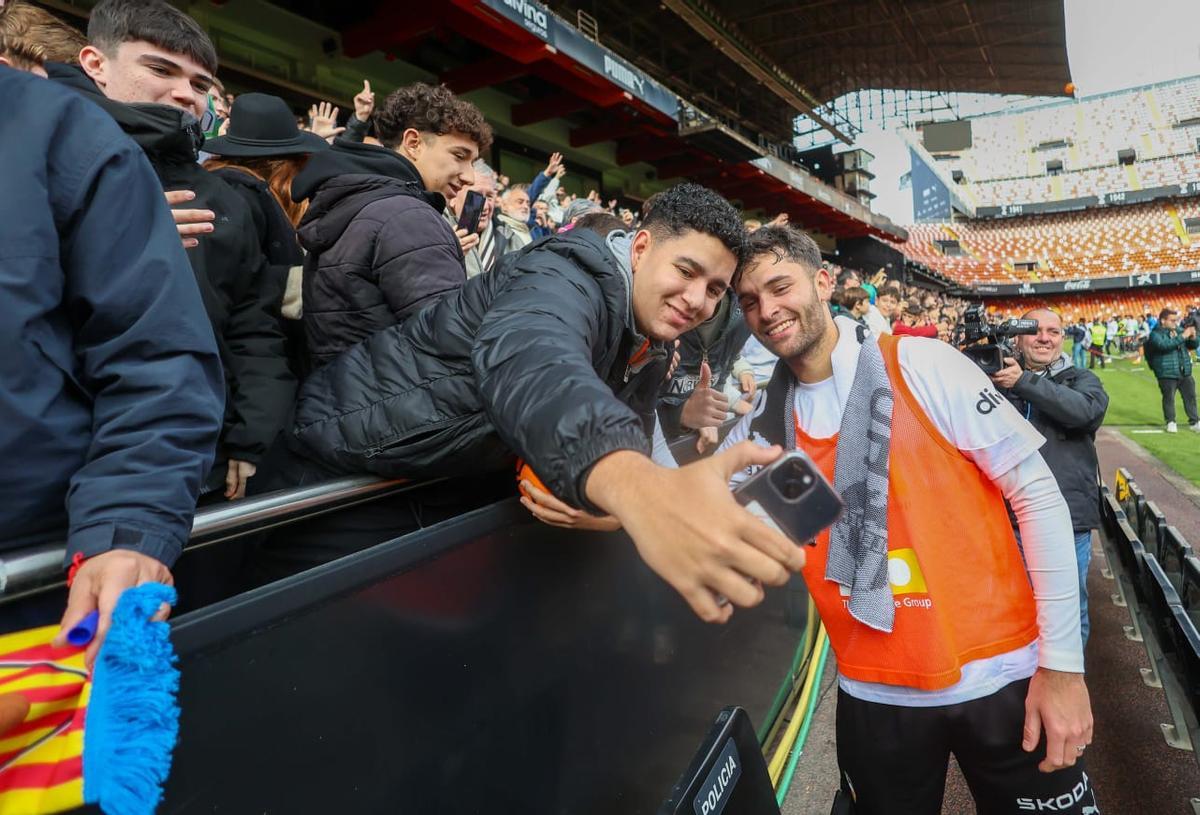 Búscate en las gradas de Mestalla durante el entrenamiento del Valencia CF