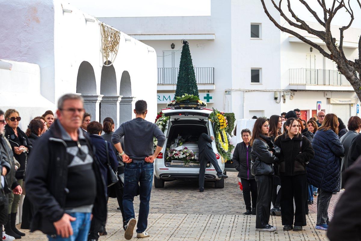 El cortejo fúnebre del Pitiús Team Motoclub al joven motorista fallecido en Ibiza