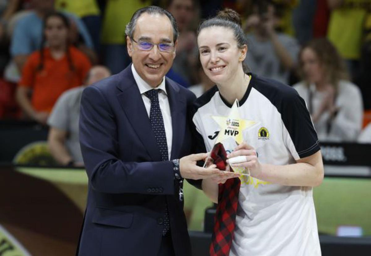 4. La afición de Alcantarilla, con una pancarta. 5. El alcalde, Joaquín Buendía, sonríe en el palco junto a Fran Sánchez. 6. Anna Montañana abraza a Lou López a la conclusión del partido.