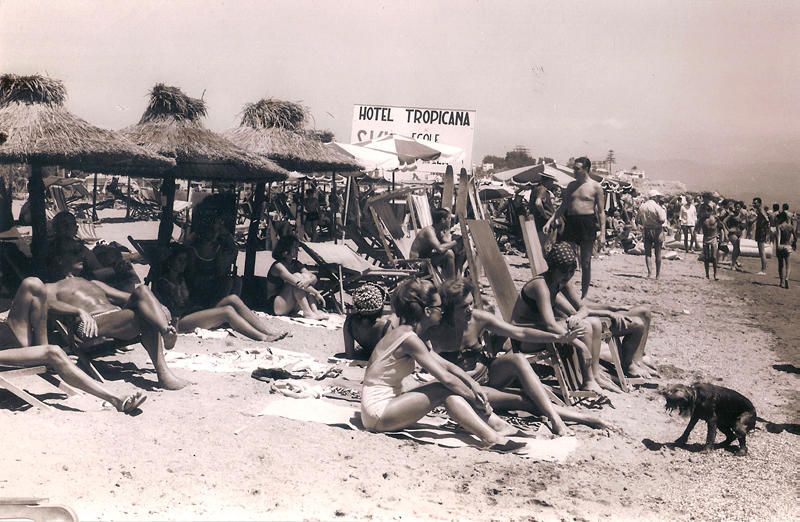 Playa de Torremolinos en los años 60.