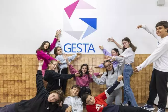 Un patio de cuento y una cápsula del tiempo en el colegio Gesta