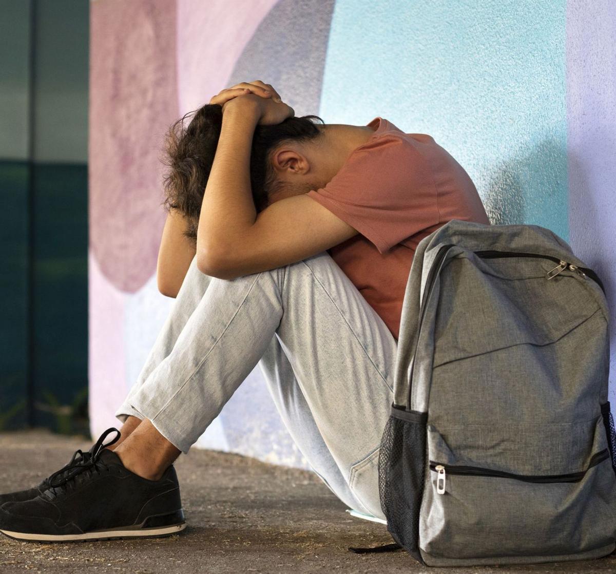 Un adolescente, sentado en el patio de su centro educativo. | // VITHAS